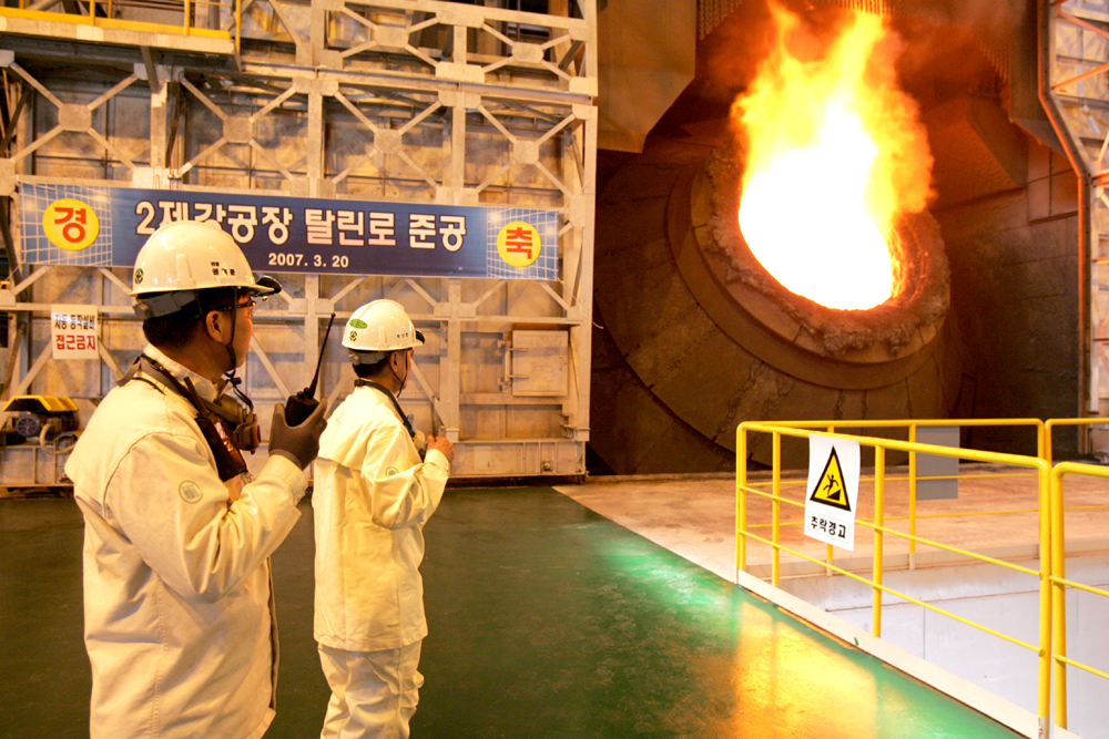 포스코, 조업이래 최초 300톤 탈린전로 준공