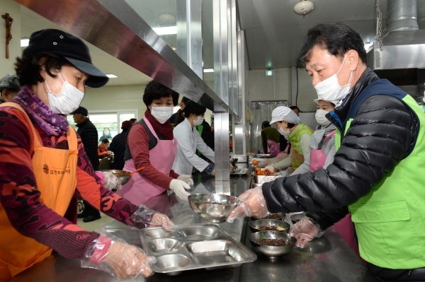 한전기술은 12월 18일 김천 야고버의 집에서 짜장면 무료급식 봉사활동을 펼쳤다.