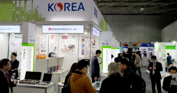 KOTRA(사장 권평오)는 초고령화와 4차 산업혁명으로 급성장 중인 일본의 의료시장을 개척하기 위해, 오사카에서 20일 개막하는 일본 최대 의료기기 전시회인 ‘메디컬 재팬(Medical Japan 2019)’에서 한국관을 운영한다고 밝혔다. 일본 병원‧의료 관계자들이 한국관을 방문해 우리 참가기업과 1:1 구매 상담을 하고 있다.
