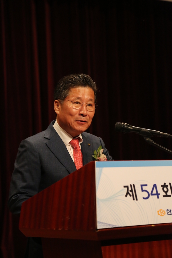류재선 한국전기공사협회 회장이 개회사에서 '신 전기공사업 구현'을 말하고 있다.