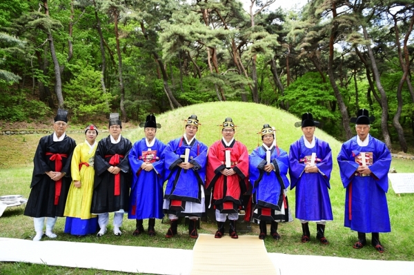 차성수 한국원자력환경공단 이사장(오른쪽에서 네번째)은 28일 법흥왕릉 춘향대제 초헌관을 맡아 봉행 헌작했다.