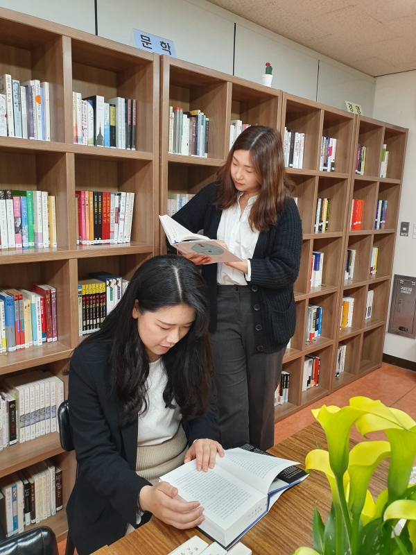 최근 한전 나주지사 내부에 직원들과 각계 인사들이 도서 기증을 통해 조성된 작은도서관 모습.