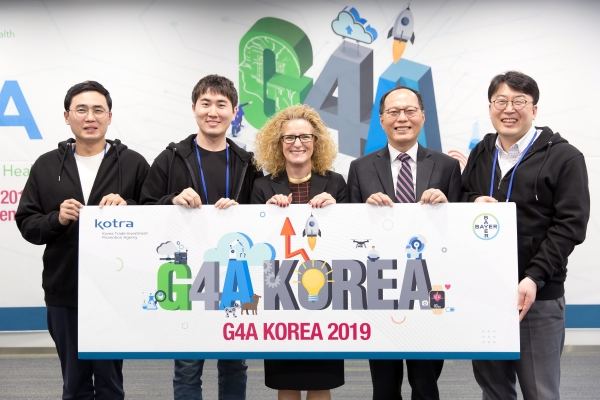 KOTRA(사장 권평오)와 세계적인 생명과학 기업 바이엘코리아(대표이사 잉그리드 드렉셀)는 지난 8일(수) 바이엘코리아 본사에서 제3회 ‘G4A 코리아(Grants4Apps Korea)’에 최종 선정된 스타트업 3개사를 발표하고, 프로그램의 시작을 알리는 킥오프 행사를 개최했다. G4A 코리아 킥오프 행사에 참석한 KOTRA 및 바이엘코리아 관계자와 최종 선정팀 (왼쪽부터 임유봉 플라즈맵 대표이사, 이휘원 인핸드플러스 주식회사 대표이사, 잉그리드 드렉셀 바이엘코리아 대표이사, 선석기 KOTRA 중소중견기업본부장, 이병일 올리브헬스케어 대표이사)