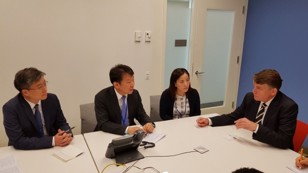 정무경 조달청장(왼쪽 두번째)이 샌더스 유엔 운영지원사무국 사무차장보(오른쪽)와 정보통신기술, 보안 및 방산분야 등에서 한국기업의 우수성과 함께 유엔조달 확대 방안을 논의하고 있다.