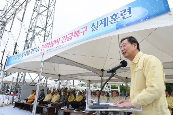 전력설비 테러화재대응 실제훈련에 참가중인 김종갑 한전사장.