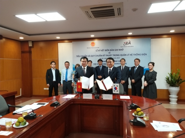 대한전기협회 김동수 상근부회장(가운데 오른쪽)과 베트남 산업무역부 Tran Viet Hoa 과학기술국장이 ‘전기설비 관리시스템 기반구축을 위한 협력 양해각서(MOU)’를 체결하고 기념촬영을 하고 있다.