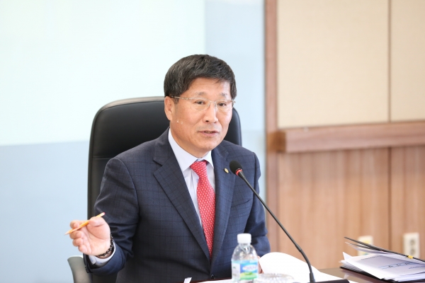 한국전기공사협회 류재선 중앙회장이 3년전 단임 약속을 깨고 연임에 나설 뜻을 내비춰 논란이 예상된다.