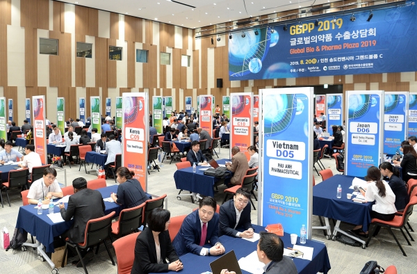 인천 송도컨벤시아에서 진행된 '2019 글로벌 의약품 수출상담회'에서 국내 참가기업과 해외 바이어들이 상담을 하고 있다.