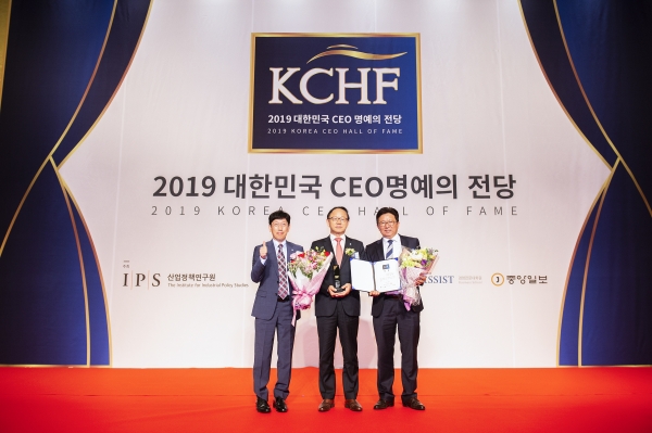 한국중부발전이 '2019 대한민국 CEO 명예의 전당'에서 정보보안부문 2년 연속 수상하였다. (왼쪽부터 한국중부발전 임길환 정보보안실장, 박형구 사장, 김충식 정보보안실차장)