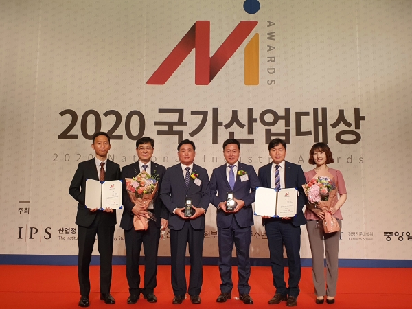 한국서부발전 엄경일 발전운영처장(좌측 4번째)과 김향기 안전품질처장(좌측 3번째) 및 직원들이 ‘2020 국가산업대상’ 환경경영·제조품질 부문 대상을 수상하고 기념 촬영을 하고 있다.