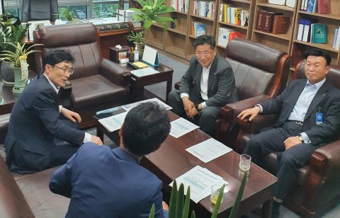 한국전기공사협회 관계자들이 사진 왼쪽에 있는 국회 산업위 소속 이장섭 의원과 면담하고 있다