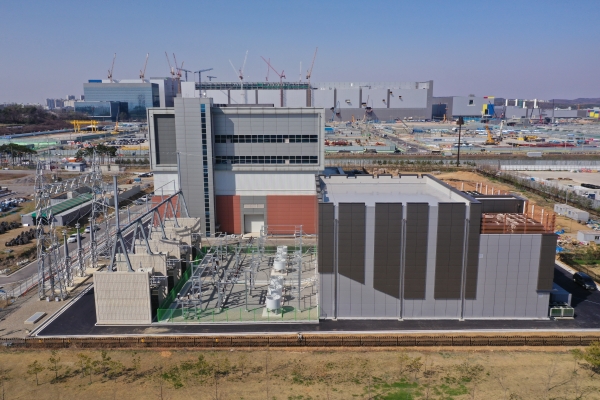LS ELECTRIC이 MMC STATCOM 설치를 완료, 성공적으로 운영되고 있는 고덕변전소 전경. 변전소 뒷편이 삼성전자 반도체 공장이다.