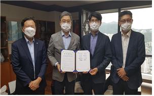 한국남부발전 사장 신정식(사진 좌측에서 두 번째)이 에경련과 협약을 체결했다.