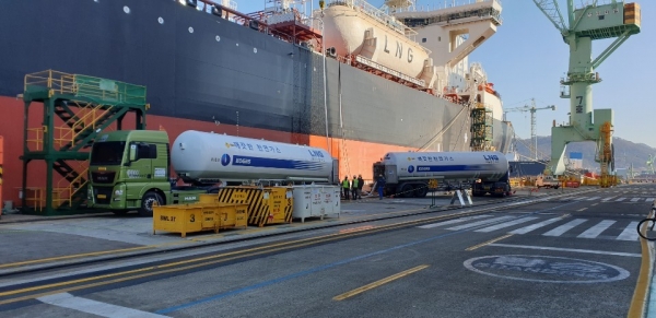 한국가스공사 관계자가 선박에 LNG 벙커링을 공급하고 있다.