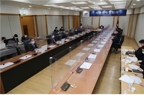 김성관 전기공사공제조합 이사장이 제37회 자문위원장 회의를 주재하고 있다.