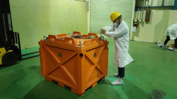 원자력환경공단 직원이 한국원자력의학원에 제공할 방사성동위원소 폐기물을 검사하고 있다.