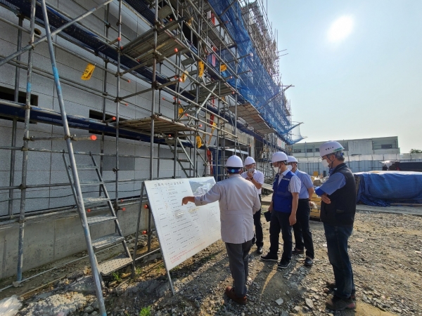 박원석 한국원자력연구원장(왼쪽에서 두번째)이 원내 공사현장의 안전관리 상황을 점검하고 있다.