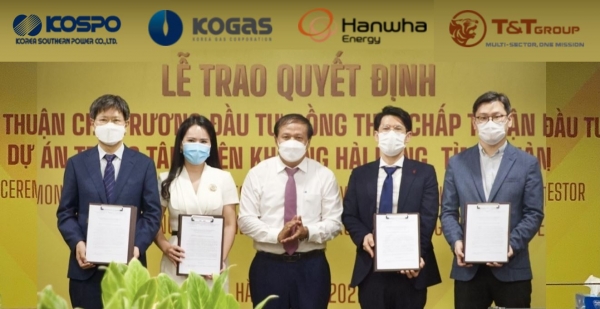 베트남 꽝찌성 동남경제특구장 팜 느억 민(Pham Ngoc Minh, 왼쪽 세 번째)이 코리아 컨소시움 관계자와 함께 사업권 승인 기념촬영을 하고 있다.