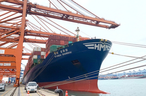 우리나라 수출 사상 최단기로 연간 1조달러 무역규모를 시현했다. 사진은 컨테이너의 수출 화물 선적모습.