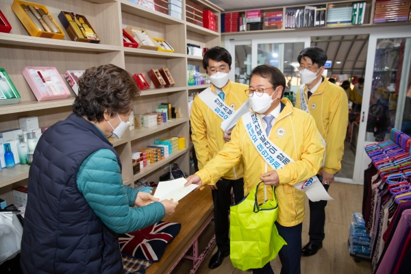 지난 20일 태안재래시장에서 장보기 캠페인에 나선 박형덕 서부발전 사장(가운데)