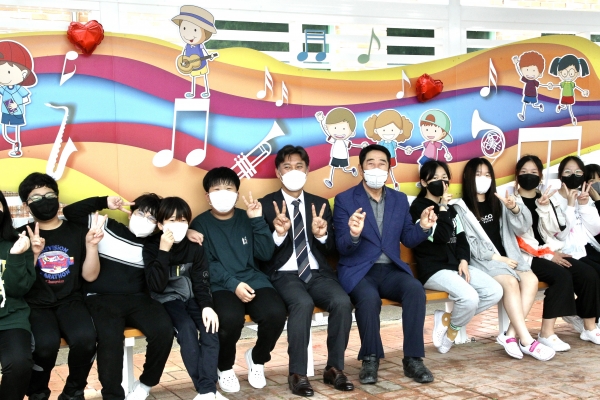 김영문 동서발전 사장(가운데 왼쪽)이 최주범 중남초등학교 교장(가운데 오른쪽), 초등학교 재학생들과 태양광 쉼터 내에서 기념 사진을 촬영