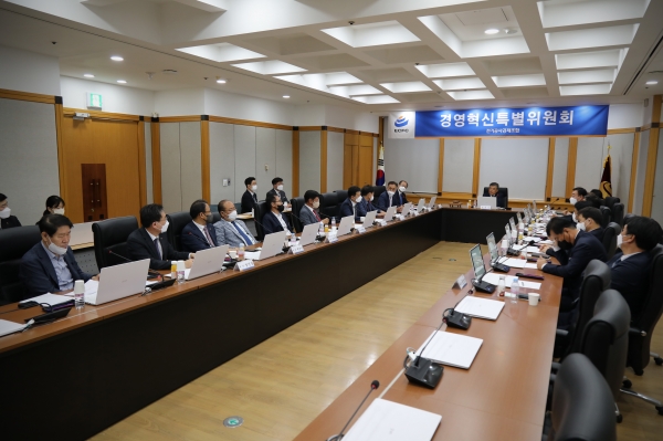 전기공사공제조합 경영혁신특별위원회 장덕근 위원장(가운데)과 위원들이 회의에 참여하고 있다.