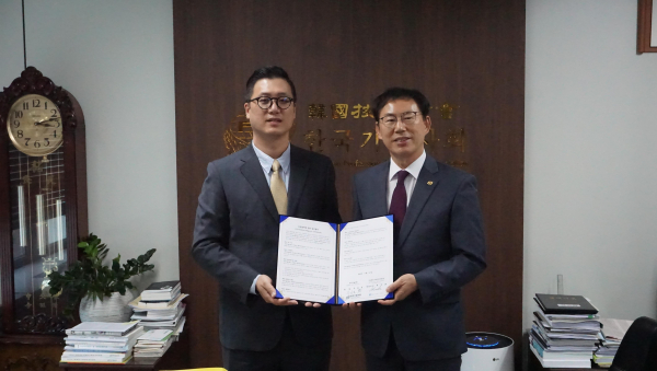 오른쪽이 주승호 기술사회 회장, 왼쪽이 곽지훈 에이아이네이션 대표.