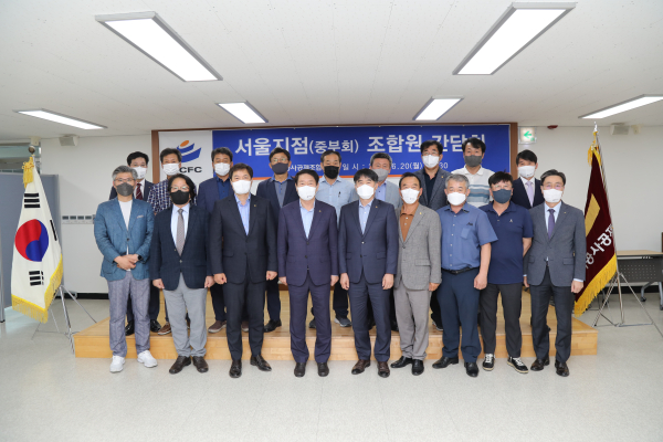 전기공사공제조합 백남길 이사장(앞줄 왼쪽 네번째)과 서울 중부지역 조합원들이 간담회가 끝난 뒤 기념사진을 촬영하고 있다.