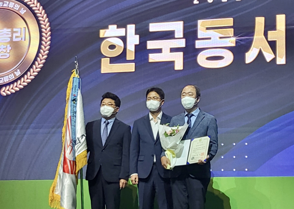 동서발전은 농식품부 ‘도농교류 기념행사’에서 국무총리상을 수상했다.(왼쪽이 김영문 사장)