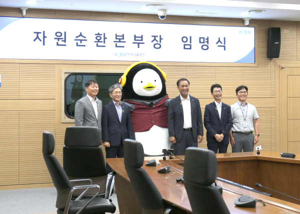 한국남동발전은 EBS방송의 인기캐릭터인 펭수를 자원순환본부장으로 임명하고 석탄재 재활용제품 마케팅을 이한 홍보활동을 펼쳤다.