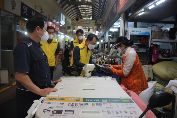 전통시장을 찾아 전기안전 캠페인과 함께 추석용품을 구매하고 있는 권재홍 상임이사.