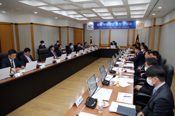 백남길 전기공사공제조합 이사장과 한국전기공사협회 전국 시도회 부회장들이 간담회에서 의견을 나누고 있다. 
