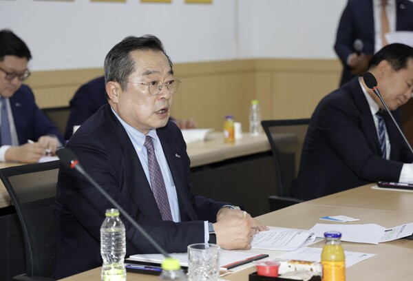 구자율 무역협회장이 12일 충북지역 간담회서 수출금융지원을 4월 500억 추가하겠다고 밝혔다.(무협 제공)