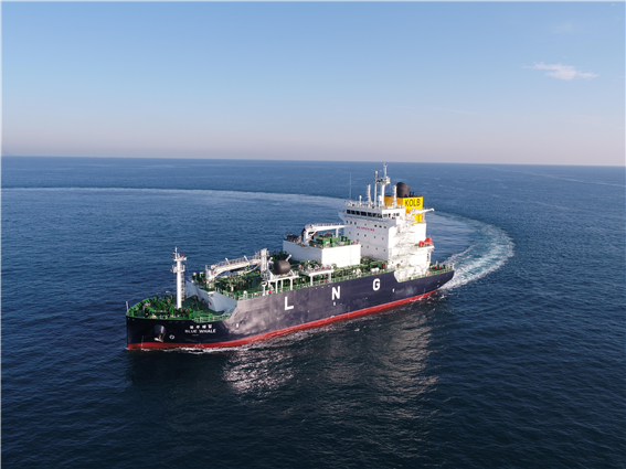 현대중공업이 건조한 국내 최초 LNG 벙커링 전용 선박인 ’블루 웨일호(Blue Whale)‘