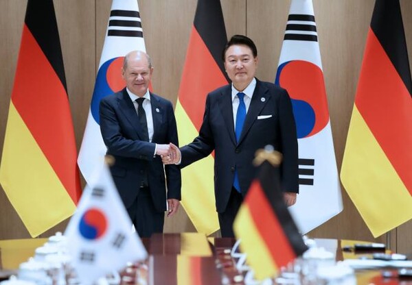 윤석열 대통령(오른쪽)과 올라프 숄츠 독일 총리가 21일 한·독 정상회담에 참여해 악수를 나누고 있다.   사진=연합뉴스