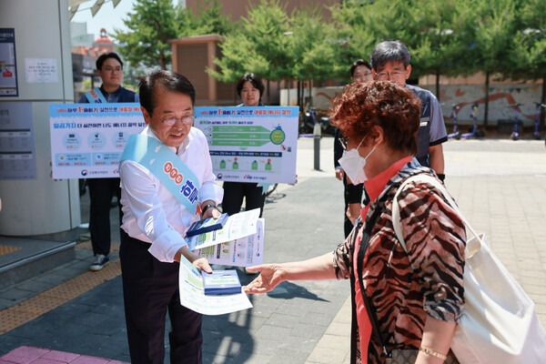 한국서부발전은 16일 경기 김포골드라인 구래역에서 ‘하루 1킬로와트시(kWh) 줄이기 캠페인’을 진행했다. 사진은 박형덕 사장(왼쪽)이 김포시민에게 에너지 절약 안내문과 홍보물품을 전달하고 있다.