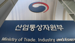 정밀화학 중견·기업들과 납품처인 수요 대기업들이 21일 산업부가 주최한 ‘데모데이’서 만났다.