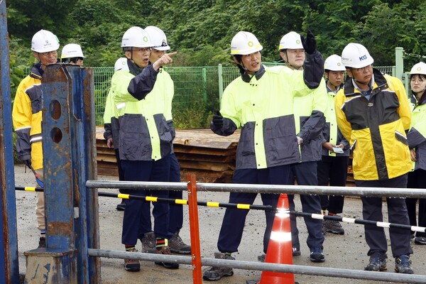 한국원자력환경공단 조성돈 이사장(왼쪽 2번째)이 방폐장 2단계 건설현장 등 취약지역 안전점검을 실시하고 있다. 