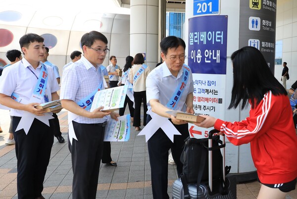 한전 KPS가 대대적인 에너지절약 캠페인을 펼쳤다. 오른쪽 두번째 한전KPS 김홍연 사장.