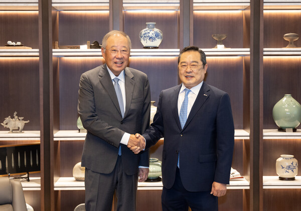 한국무역협회 구자열 회장(오른쪽)은 8월 23일 삼성동 트레이드타워에서 류진 신임 전국경제인연합회 회장(왼쪽)과 면담을 진행했다.