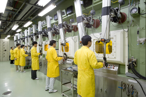 ‘KAERI 요오드화나트륨(I-131)액’을 제조하는 핫셀 시설 운용 장면.