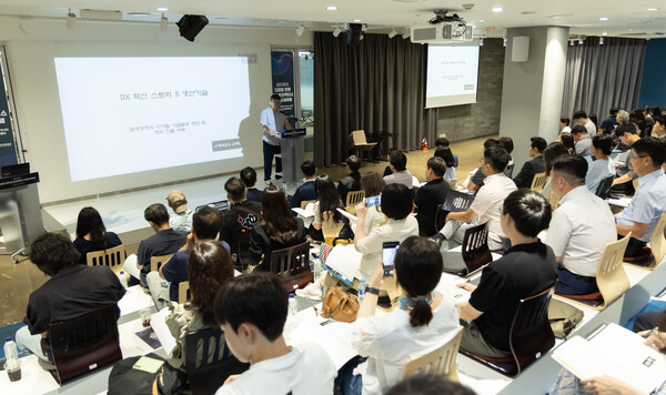한국무역협회는 14일 코엑스 스타트업브랜치에서 한국섬유산업연합회와 공동으로 ‘섬유 패션 디지털 전환 베스트 프랙티스 라운드 테이블’을 개최했다.(무협 제공)