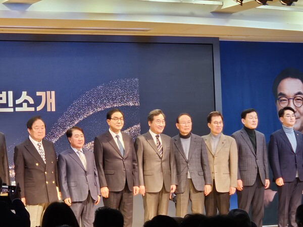주요 참석자들. 왼쪽부터 정대철-이석현-(남평오)-이낙연-신경민(6번째)-박용진(8번째).