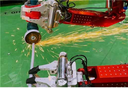 한국원자력연구원이 자체 개발한 고하중 양팔 로봇 암스트롱이 파이프를 절단하고 있다.(원자력연구소 제공)