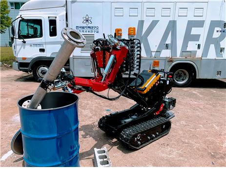 한국원자력연구원이 자체 개발한 고하중 양팔 로봇 암스트롱은 고하중의 물건도 섬세하게 다룰 수 있다.