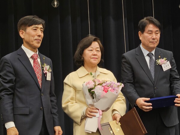 이 근 신임회장(왼쪽)이 장복순-김종현 전임회장 부부에게 감사패와 꽃다발 안겨줘.