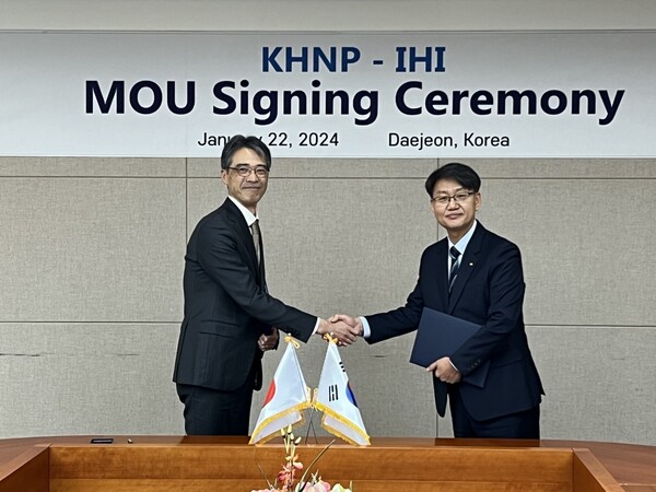 한수원이 22일 일본 종합중공업기업 IHI와 공동협력 MOU를 체결 했다. (왼쪽) 야스유키 하세가와 IHI General Manager (오른쪽) 신호철 한수원 중앙연구원장.