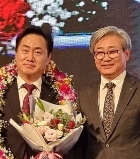 ​한국정보통신공사협회 홍우석 신임회장(왼쪽)과 이화세 전임회장(오른쪽).​