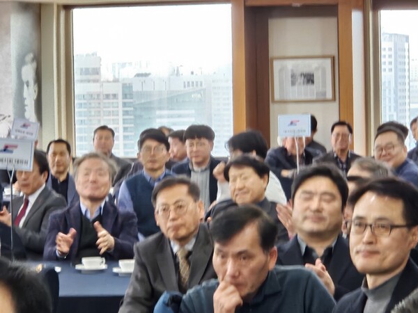 박창환후보 추천사를 한 유상봉회장의 격려의 말에 귀를 기울인 참석자들.