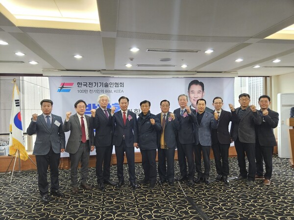 박창환후보를 응원하고 있는 전북도회 회원들.